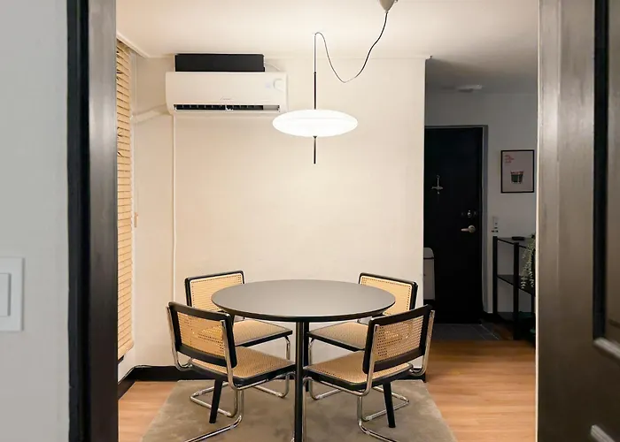 5min To Hapjeong St, Airport Bus Direct, River Park, Near Hongdae, 3rooms 別墅 *