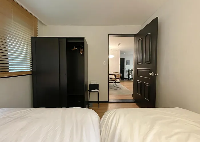 5min To Hapjeong St, Airport Bus Direct, River Park, Near Hongdae, 3rooms *
